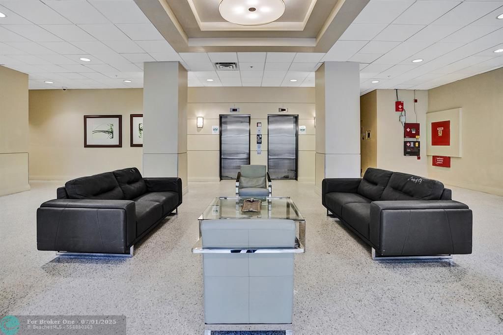 For Sale: $399,000 (1 beds, 1 baths, 905 Square Feet)