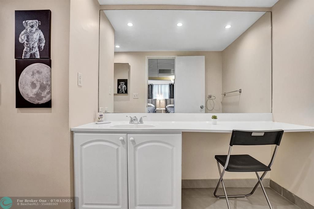 For Sale: $399,000 (1 beds, 1 baths, 905 Square Feet)