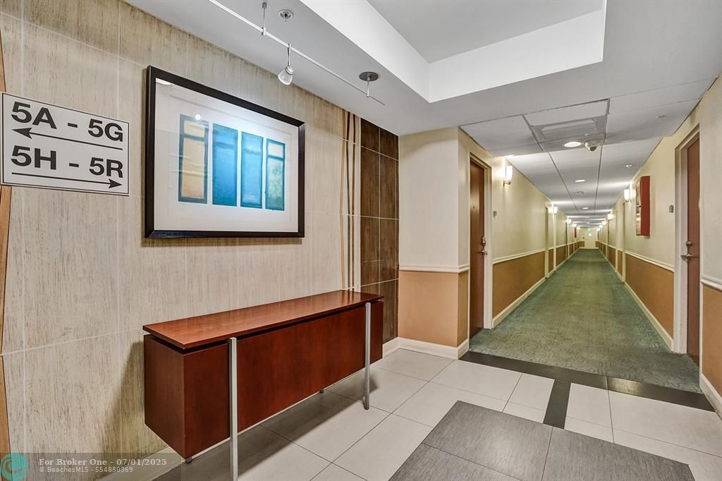 For Sale: $399,000 (1 beds, 1 baths, 905 Square Feet)