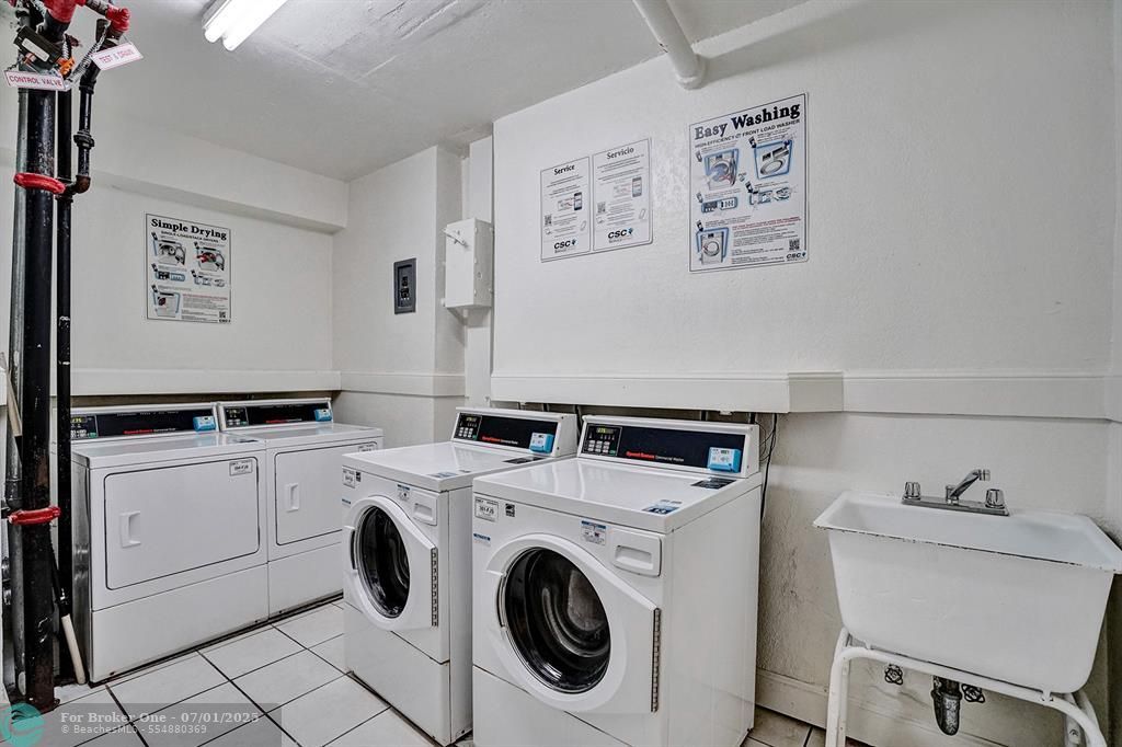 For Sale: $399,000 (1 beds, 1 baths, 905 Square Feet)