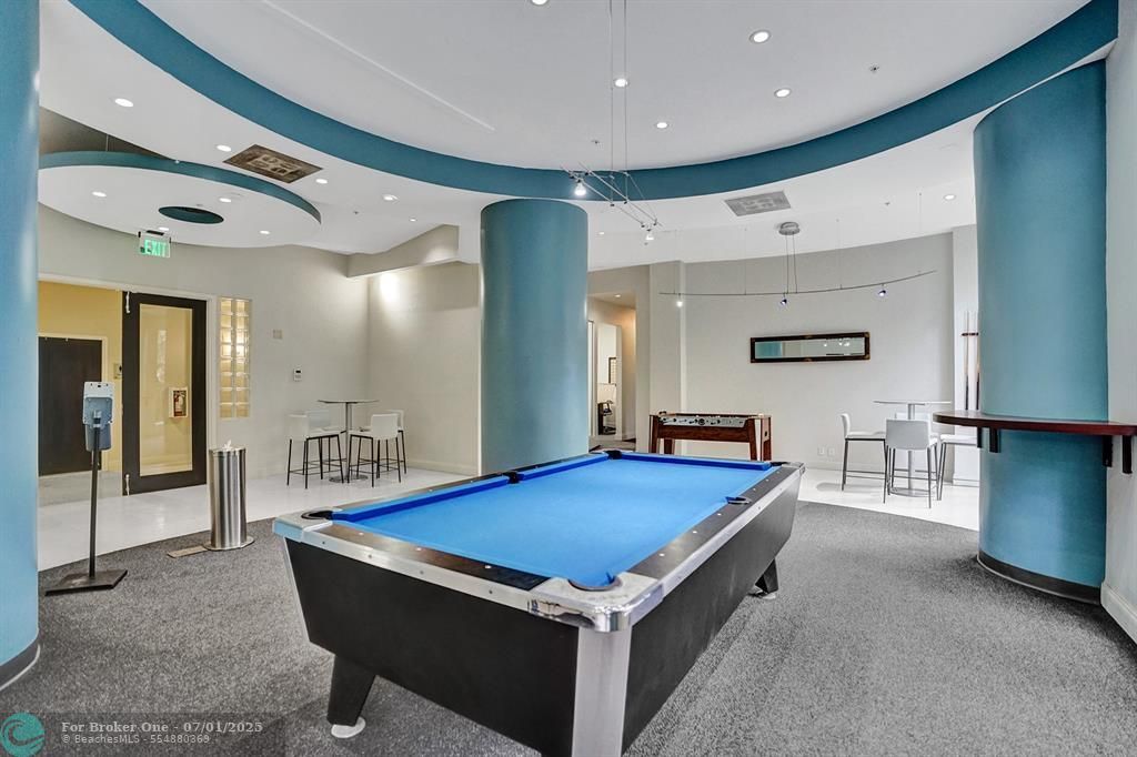 For Sale: $399,000 (1 beds, 1 baths, 905 Square Feet)