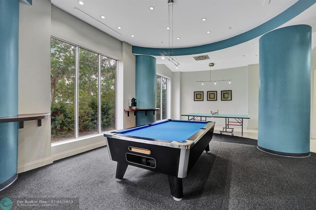 For Sale: $399,000 (1 beds, 1 baths, 905 Square Feet)