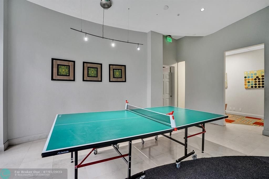 For Sale: $399,000 (1 beds, 1 baths, 905 Square Feet)