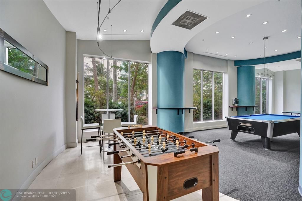 For Sale: $399,000 (1 beds, 1 baths, 905 Square Feet)