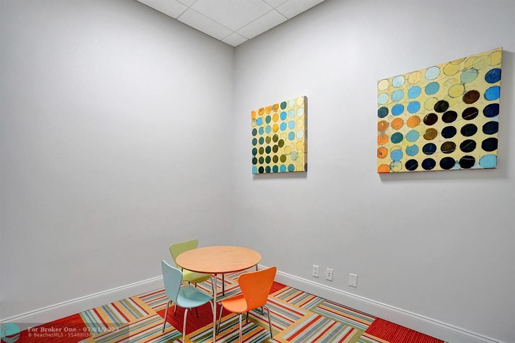 For Sale: $399,000 (1 beds, 1 baths, 905 Square Feet)