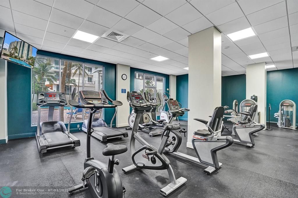 For Sale: $399,000 (1 beds, 1 baths, 905 Square Feet)