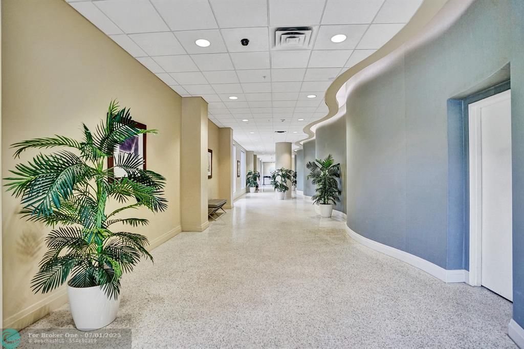 For Sale: $399,000 (1 beds, 1 baths, 905 Square Feet)