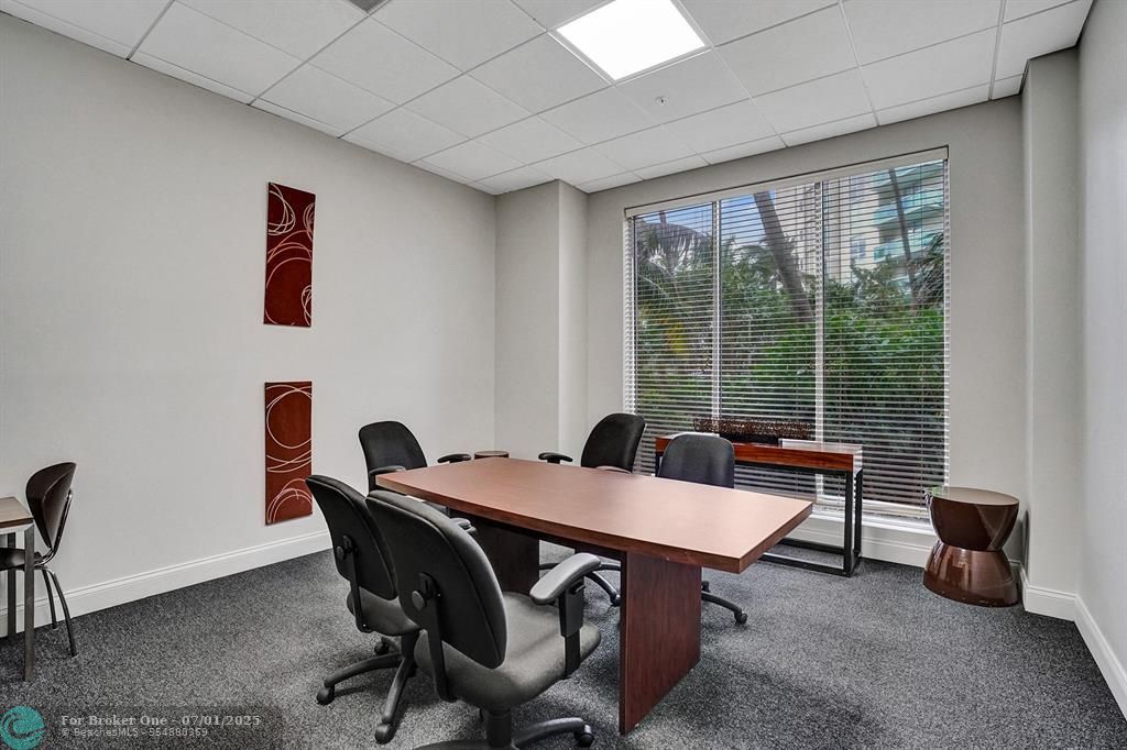For Sale: $399,000 (1 beds, 1 baths, 905 Square Feet)