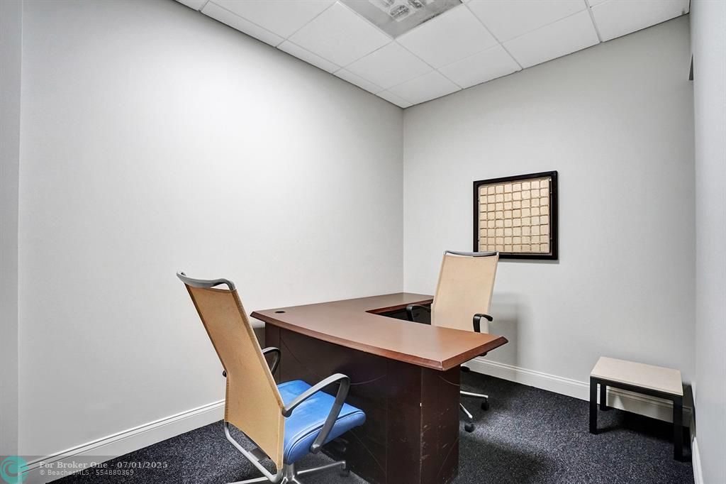 For Sale: $399,000 (1 beds, 1 baths, 905 Square Feet)