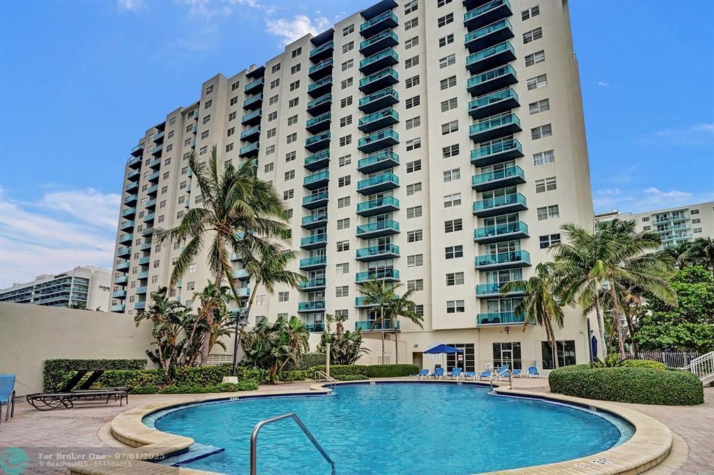 For Sale: $399,000 (1 beds, 1 baths, 905 Square Feet)