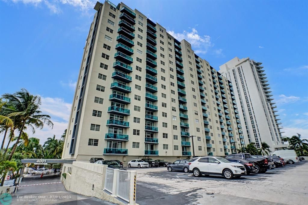 For Sale: $399,000 (1 beds, 1 baths, 905 Square Feet)