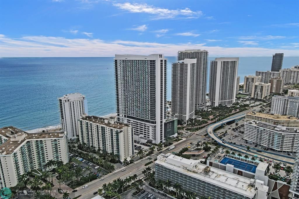For Sale: $399,000 (1 beds, 1 baths, 905 Square Feet)