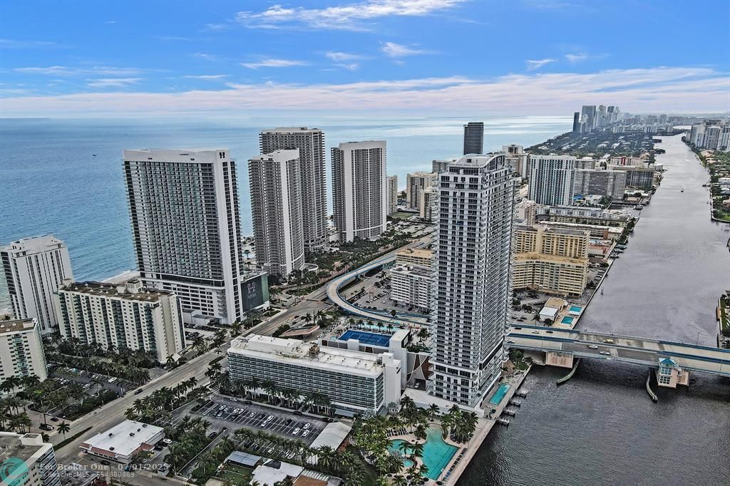 For Sale: $399,000 (1 beds, 1 baths, 905 Square Feet)