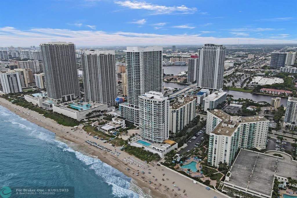 For Sale: $399,000 (1 beds, 1 baths, 905 Square Feet)