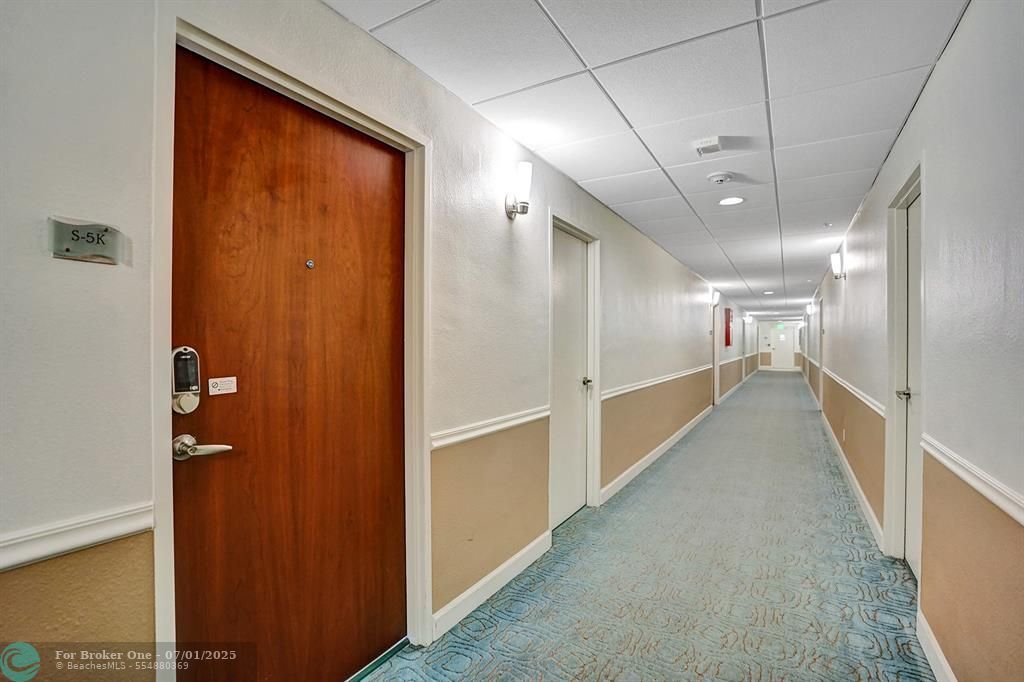 For Sale: $399,000 (1 beds, 1 baths, 905 Square Feet)