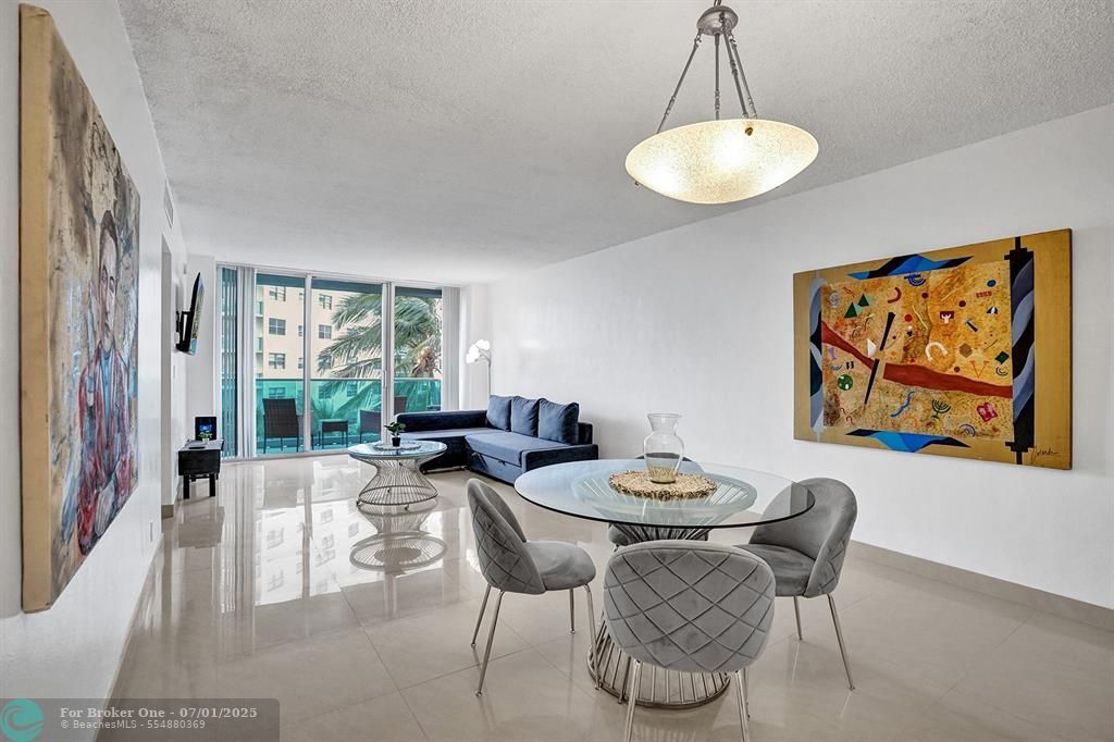 For Sale: $399,000 (1 beds, 1 baths, 905 Square Feet)
