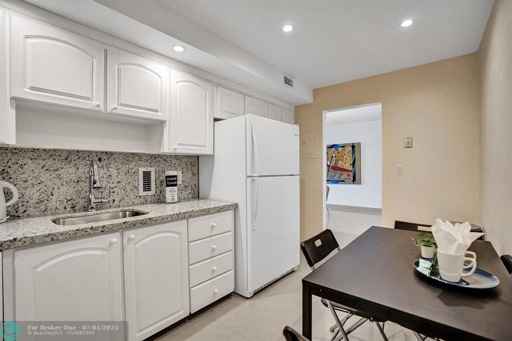 For Sale: $399,000 (1 beds, 1 baths, 905 Square Feet)