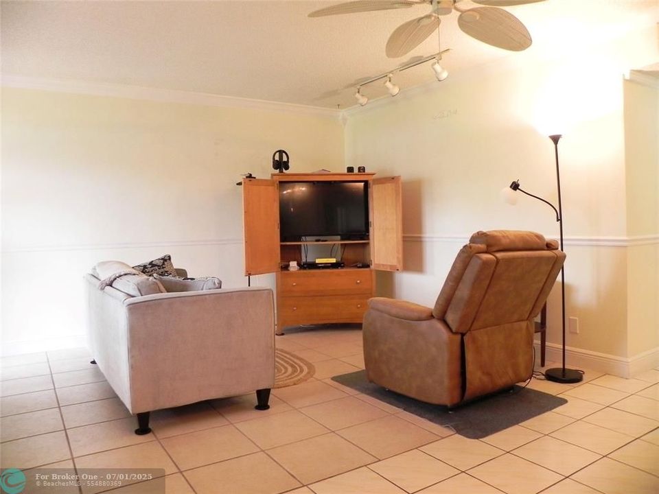 For Sale: $154,000 (2 beds, 2 baths, 968 Square Feet)