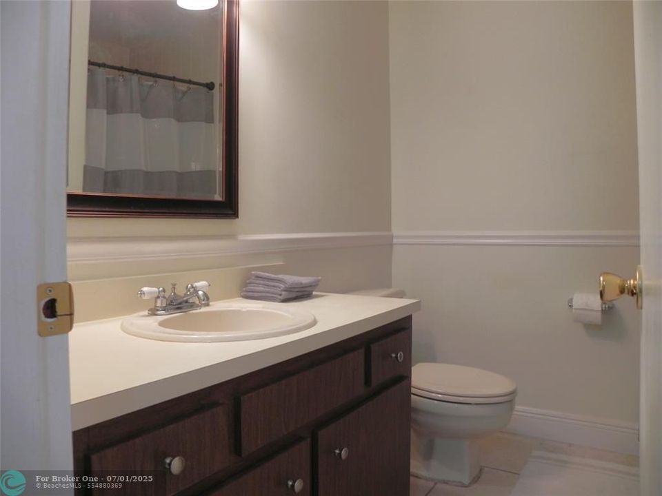 For Sale: $154,000 (2 beds, 2 baths, 968 Square Feet)