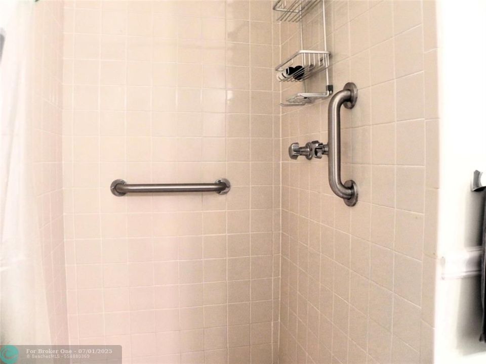 For Sale: $154,000 (2 beds, 2 baths, 968 Square Feet)