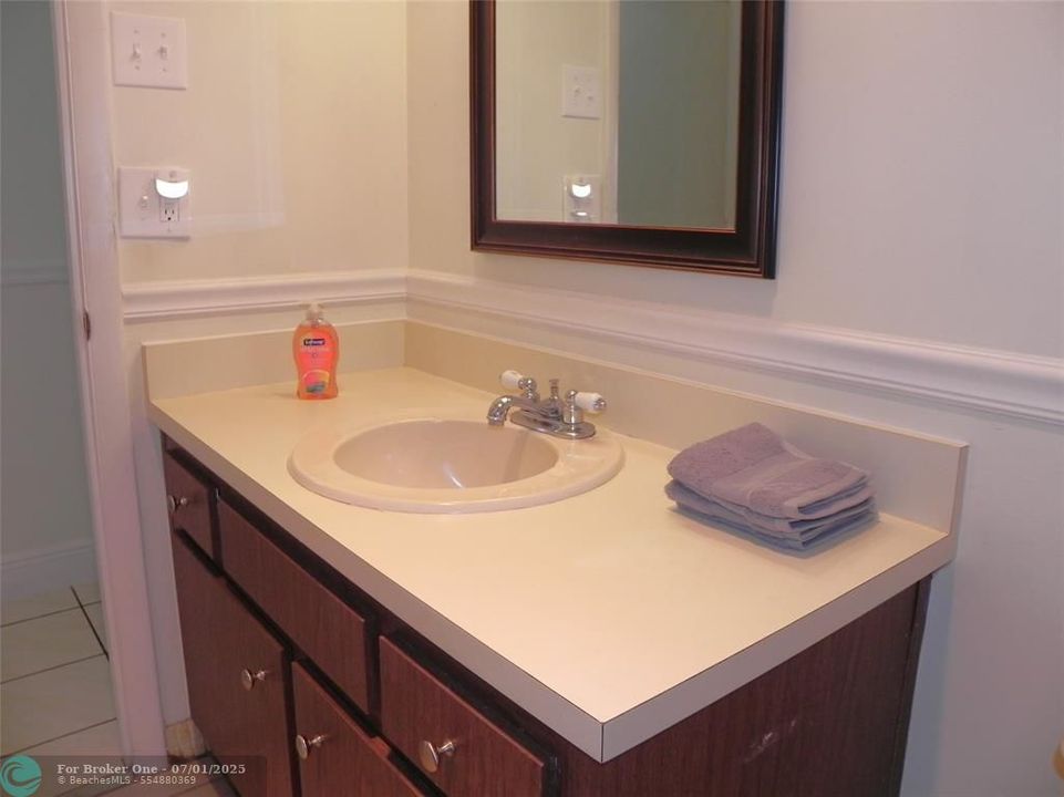 For Sale: $154,000 (2 beds, 2 baths, 968 Square Feet)