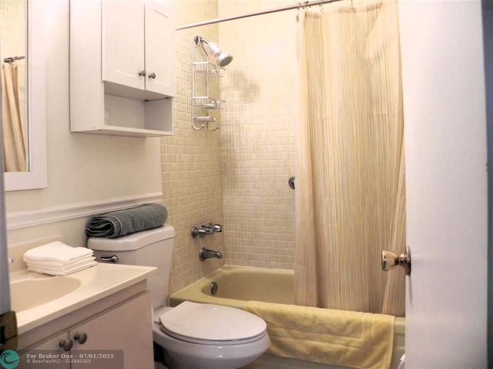 For Sale: $154,000 (2 beds, 2 baths, 968 Square Feet)