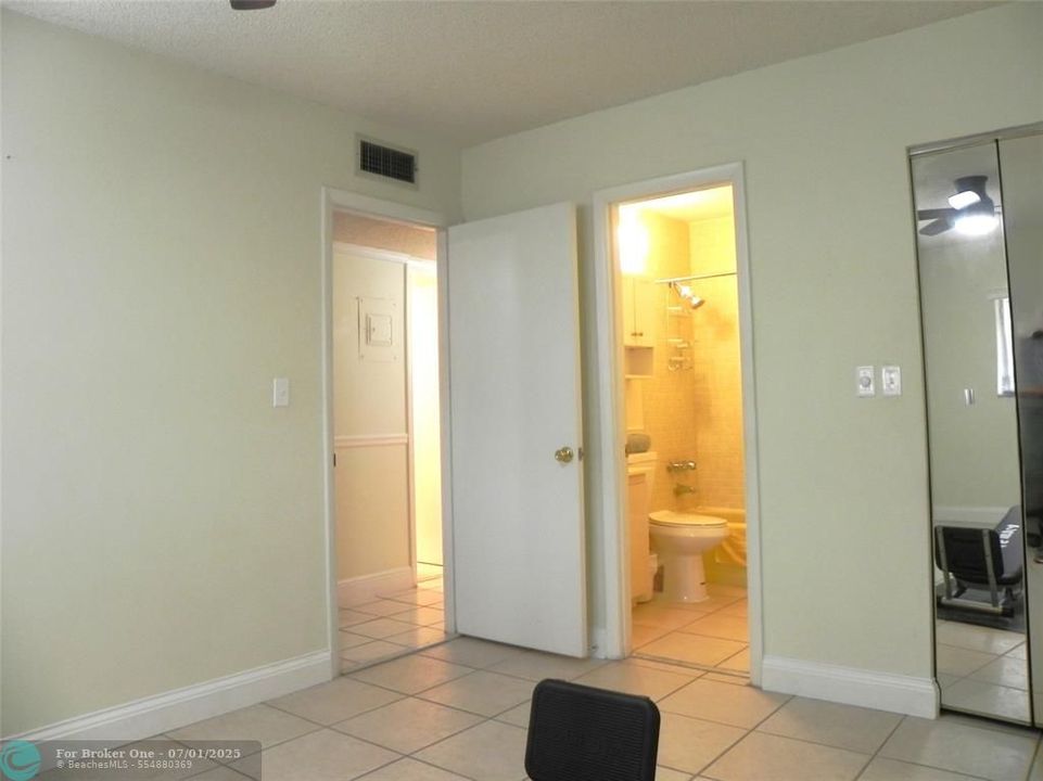 For Sale: $154,000 (2 beds, 2 baths, 968 Square Feet)