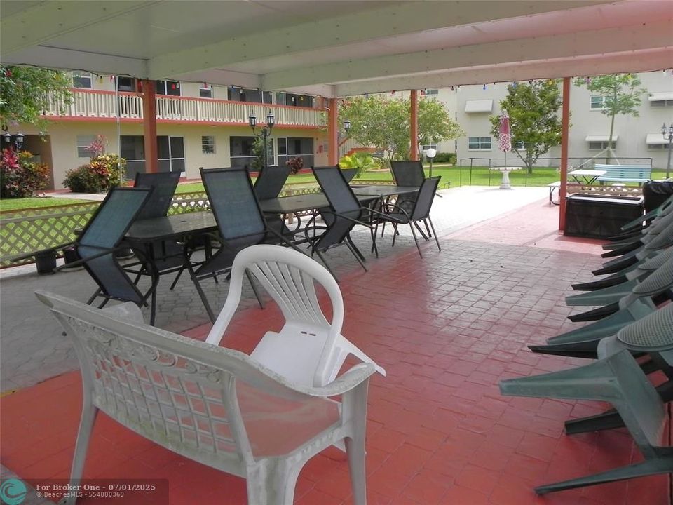 For Sale: $154,000 (2 beds, 2 baths, 968 Square Feet)