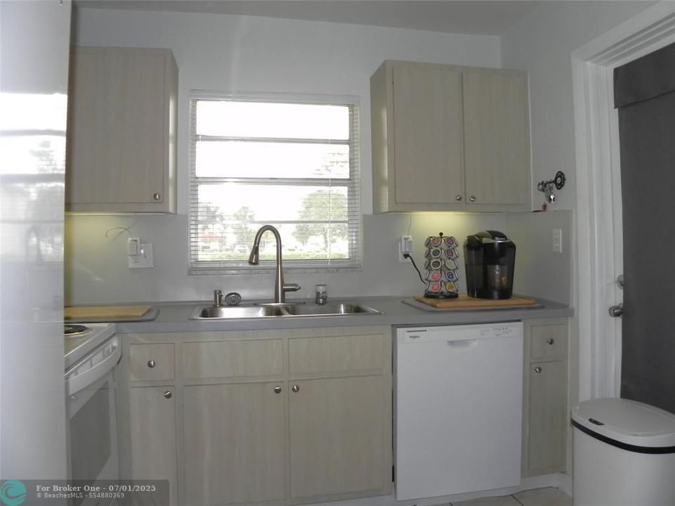 For Sale: $154,000 (2 beds, 2 baths, 968 Square Feet)
