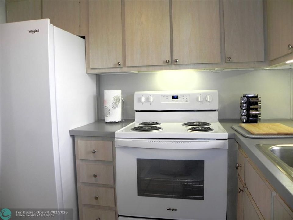 For Sale: $154,000 (2 beds, 2 baths, 968 Square Feet)