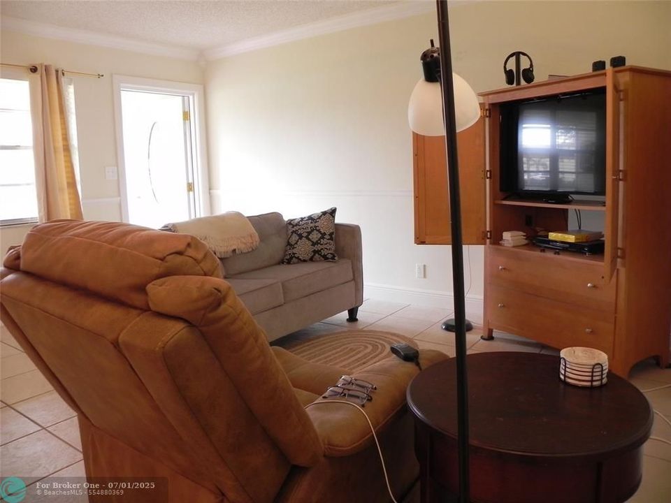 For Sale: $154,000 (2 beds, 2 baths, 968 Square Feet)