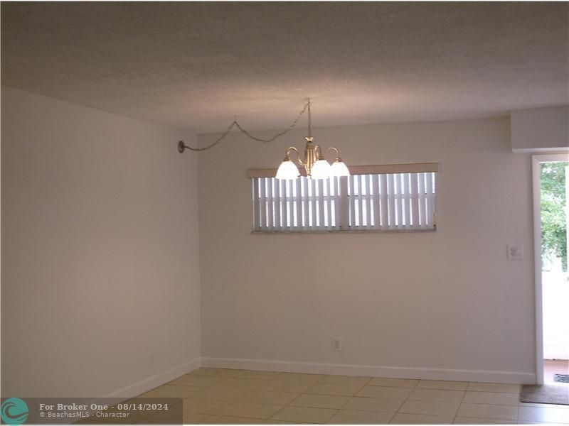 Active With Contract: $1,050 (1 beds, 1 baths, 900 Square Feet)