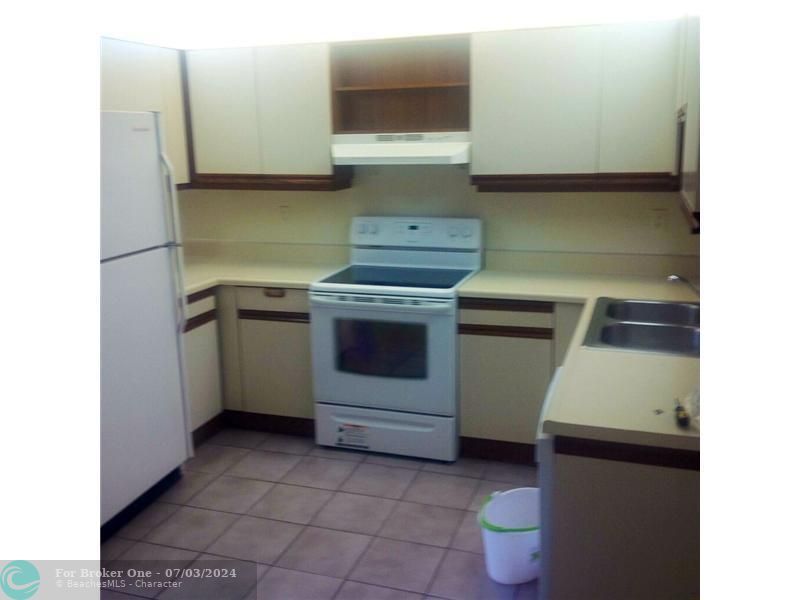 Active With Contract: $975 (2 beds, 1 baths, 920 Square Feet)