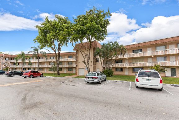 200 Village Green, Palm Springs, FL 33461