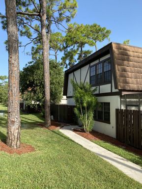 122 Weybridge, Royal Palm Beach, FL 33411