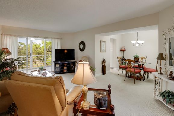 3810 Via Poinciana, Lake Worth, FL 33467