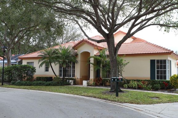 137 Monterey Pointe, Palm Beach Gardens, FL 33418