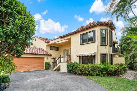 5 Via Lago, Boynton Beach, FL 33435