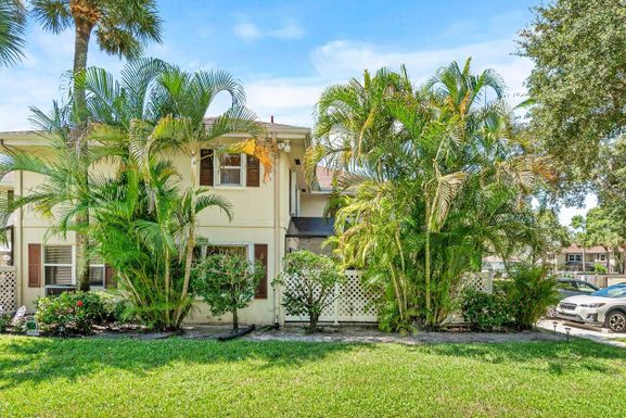 3a Amherst, Royal Palm Beach, FL 33411