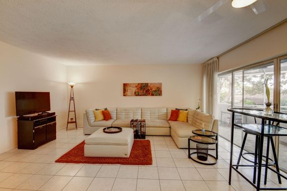 4 Greenway Village, Royal Palm Beach, FL 33411