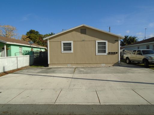 1021 Selkirk, West Palm Beach, FL 33405