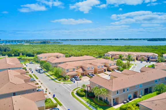 323 Versailles, Vero Beach, FL 32960