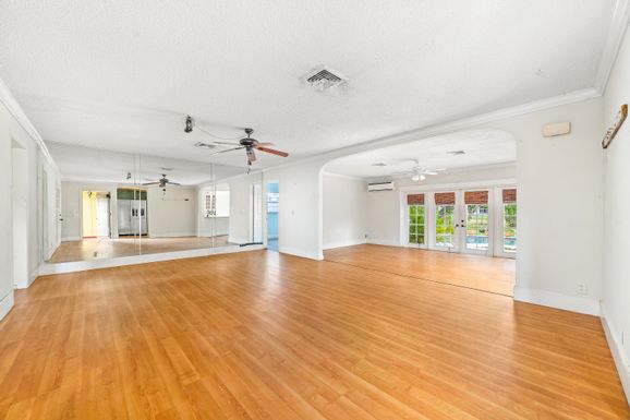 2570 Flamango Lake, West Palm Beach, FL 33406