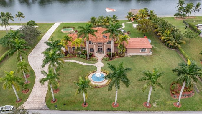 5660 Lago Del Sol, Lake Worth, FL 33449