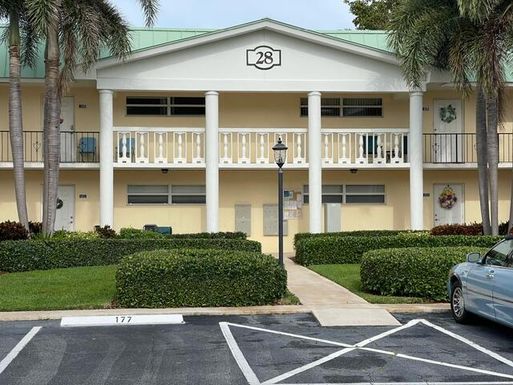 28 Colonial Club, Boynton Beach, FL 33435