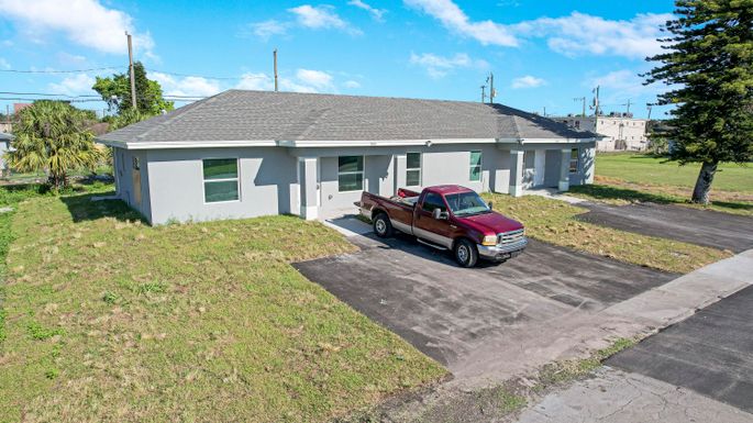 548 5th, Belle Glade, FL 33430