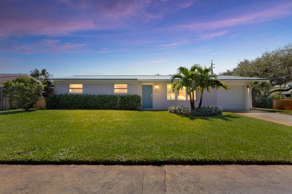 47 Ridgewood, Tequesta, FL 33469