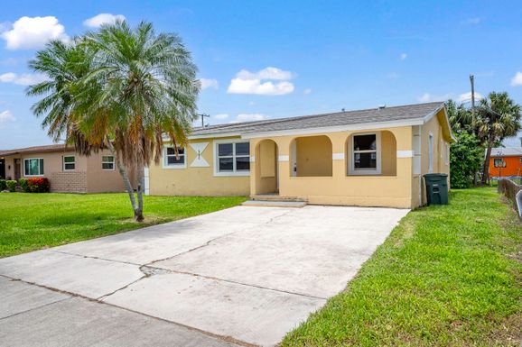 580 10th, Belle Glade, FL 33430