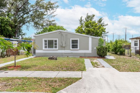 5909 Pinewood, West Palm Beach, FL 33407