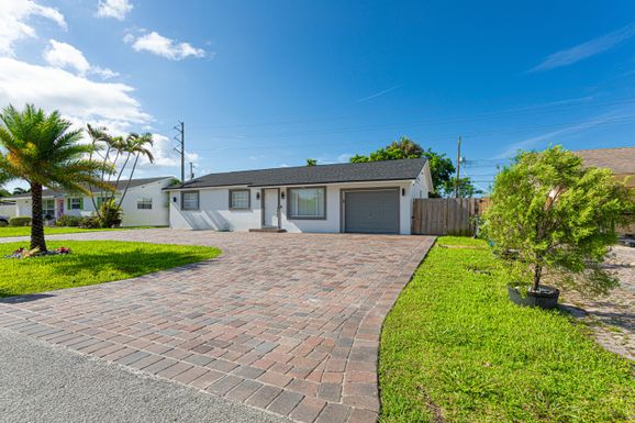 2338 Lakewood, West Palm Beach, FL 33406